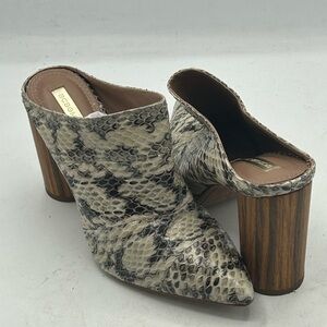 BCBG Max Azria Antonia Snake Womens Beige Mules Heels Shoes SZ 7.5